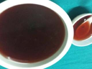 4、酸梅汤,容器里放3，4片薄荷叶，把已煎好的酸梅汤用网布过滤一下，纳凉。