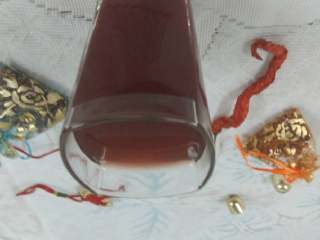 5、酸梅汤,酸酸甜甜的酸美汤做好了，冰镇一下吃更爽，一时吃不掉放冰箱冷藏。