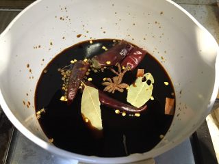 1、家常泡菜|酱萝卜皮,生抽倒入小锅内，放入干辣椒、八角、桂皮、香叶、花椒，再倒入适量清水