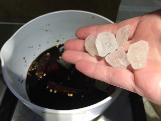 2、家常泡菜|酱萝卜皮,开火，放入冰糖