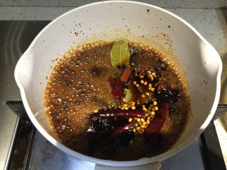 3、家常泡菜|酱萝卜皮,煮到沸腾，并冰糖融化，关火，放一旁晾凉