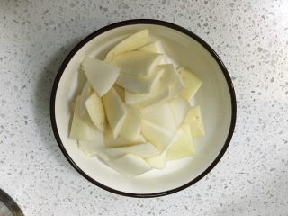 4、家常泡菜|酱萝卜皮,萝卜皮连着一点肉切下来，切成长方形