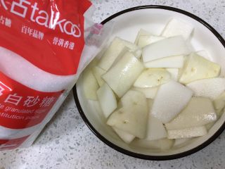 5、家常泡菜|酱萝卜皮,倒入适量白砂糖，用手抓匀，腌制20分钟，20分钟以后萝卜会腌出水