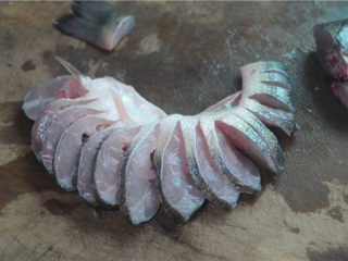 2、春节宴客菜—清蒸鲈鱼,鲈鱼去掉头尾，从背部切开，肚子不要切断