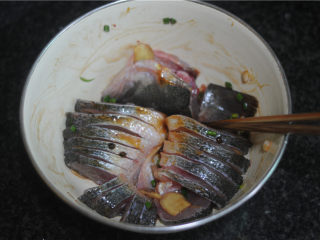 3、春节宴客菜—清蒸鲈鱼,鲈鱼加盐10克，米酒20克，蒸鱼豉油20克，花椒十几个，葱少许，腌制半个小时