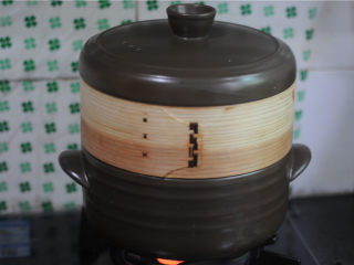 8、春节宴客菜—清蒸鲈鱼,盖上锅盖，开锅后蒸10分钟即可