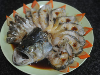 11、春节宴客菜—清蒸鲈鱼,油锅炒香姜丝，淋入生抽烧开，淋在鲈鱼上面，撒上葱花即可