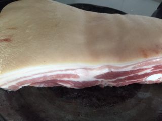 1、粤式脆皮烧肉,脆皮烧肉最好选取肚腩部位的肉（但今天我没买到，只能买个肚腩偏上的肉了）