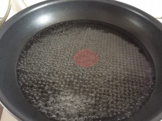 2、粤式脆皮烧肉,锅里加少许的水，煮沸汤