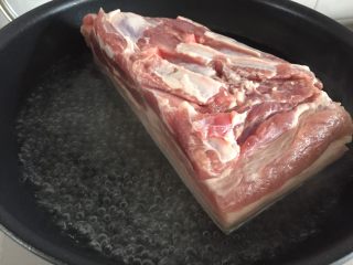 3、粤式脆皮烧肉,肉片朝下，煮6-8分钟（水位只稍微的没过猪皮的位置）煮猪皮是为了：1，稍后猪皮插孔好插；2，辅助烤制成品脆皮。