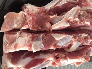 5、粤式脆皮烧肉,在瘦肉的部分，将肉切开三条道痕，注意别切到深层近皮的肉。