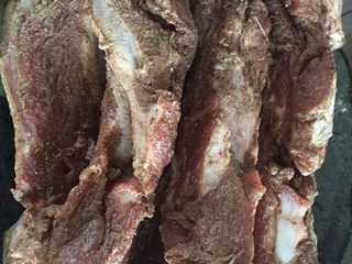 7、粤式脆皮烧肉,将腌制料均匀涂抹瘦肉部份每个面。
