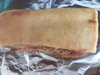 8、粤式脆皮烧肉,把肉铺在锡箔纸上