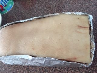 9、粤式脆皮烧肉,把锡伯族将肉包成一个盒子状，露出皮的部分