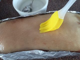 10、粤式脆皮烧肉,刷两层醋，接着直接入冰箱保鲜层，控干水份3-4小时让表皮变干（过夜冷藏最佳）