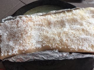 12、粤式脆皮烧肉,在猪皮是铺满粗盐（没有也可以省略），直接入烤箱中层，20分钟