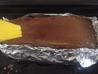 13、粤式脆皮烧肉,二十分钟后，把盐去掉，涂一层薄薄的油，再次入烤箱240度，中层，50分钟。