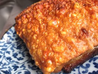 14、粤式脆皮烧肉,表皮起泡变脆就可以出炉了。