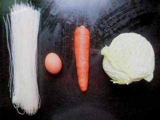 1、素炒粉丝,准备食材