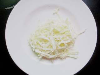 2、素炒粉丝,包菜洗干净切成丝