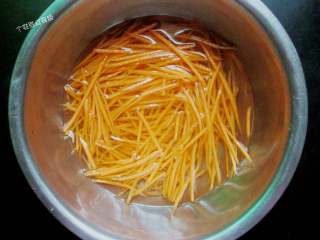 3、素炒粉丝,胡萝卜切成细丝待用