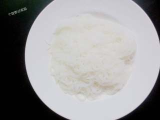 4、素炒粉丝,粉丝放入水里，泡软捞出