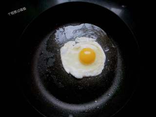 5、素炒粉丝,平底锅放入少许油，煎个荷包蛋