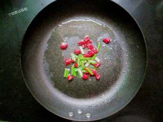 6、素炒粉丝,用煎鸡蛋的余油，放入红辣椒、葱花爆香