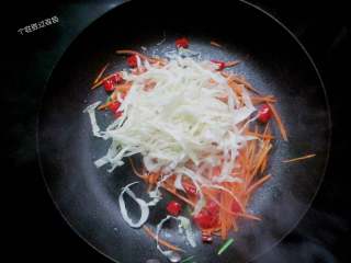 7、素炒粉丝,放入包菜丝、胡萝卜丝大火爆香