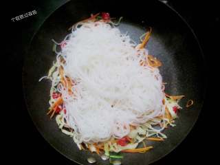 8、素炒粉丝,加入泡软的粉丝，用筷子大火翻炒