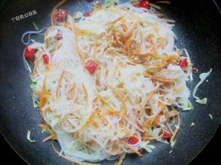 9、素炒粉丝,加入5g盐、3g五香粉、3g鸡粉进行调味