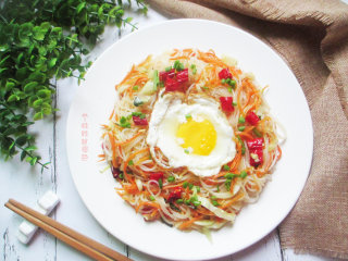 10、素炒粉丝,把炒好的粉丝盛入盘子里，上面放上一个荷包蛋就大功告成了