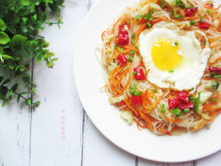 13、素炒粉丝,炒粉丝相较于炒面来说更加简单，因为它没那么容易断