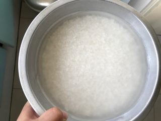 1、家庭煲仔饭,大米淘洗干净，用水泡1小时。