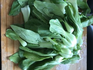 2、家庭煲仔饭,油菜清洗干净。