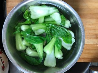 5、家庭煲仔饭,油菜捞出放入冷水过凉。