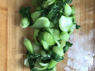 6、家庭煲仔饭,将油菜水份挤干。