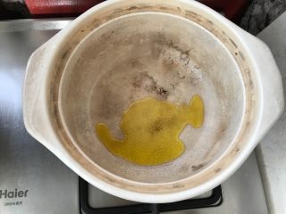 7、家庭煲仔饭,砂锅放入底油。