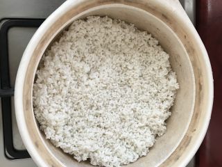 8、家庭煲仔饭,将浸泡过的大米平铺在砂锅中。