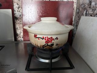 12、家庭煲仔饭,锅开后转小火慢煮。