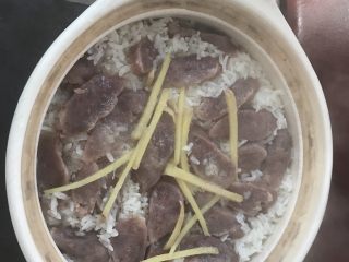 14、家庭煲仔饭,米饭成熟后。