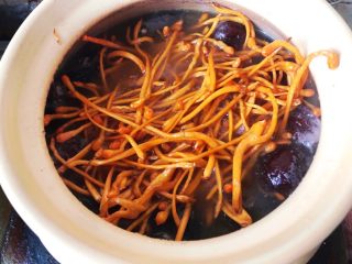 10、虫草花炖乌鸡汤,1个半小时后放入虫草花