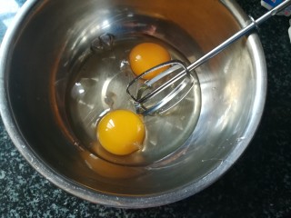 2、神奇的玛德琳,鸡蛋打散