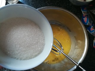 3、神奇的玛德琳,加入白糖继续打散