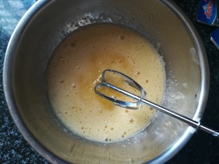 4、神奇的玛德琳,打到白糖基本融合，如图所示就好了