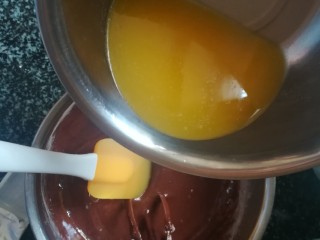 11、神奇的玛德琳,黄油倒进面糊糊里面，先且切拌，再搅拌