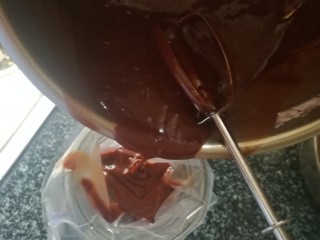 15、神奇的玛德琳,把面糊糊倒进裱花袋