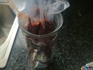 16、神奇的玛德琳,装好了，放进冰箱冷藏一个小时以上，这是为了保证玛德琳更加蓬松好吃。