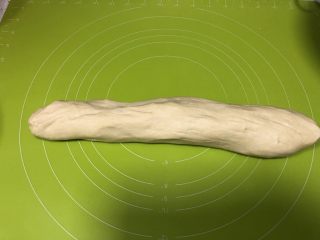 7、法式小餐包（一次发酵法）,将面团取出揉圆，搓成长条