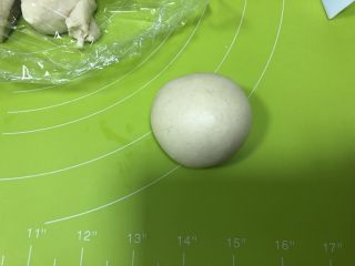 8、法式小餐包（一次发酵法）,切割为约57g一个的小面团9个，将小面团揉圆